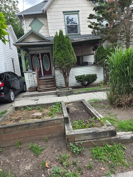 Building Photo - 410 W Lapeer St