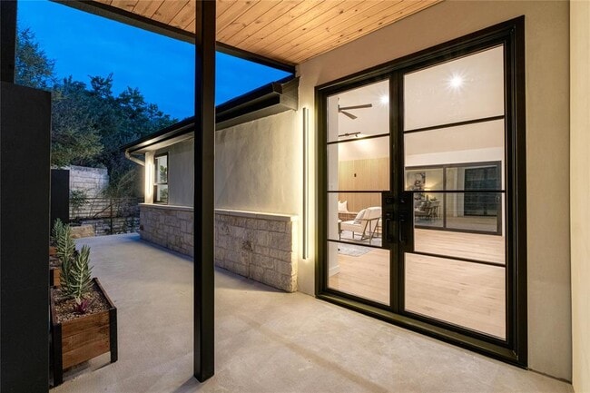 Building Photo - 620 Bermuda St