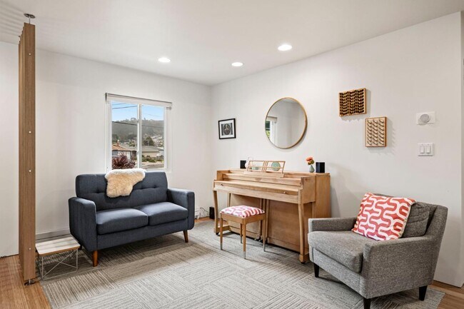 Building Photo - 796 Crespi Dr