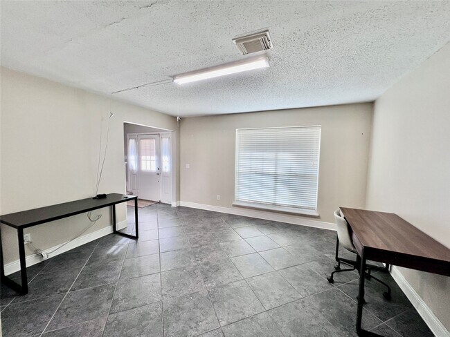 Building Photo - 7762 Pine Center Dr