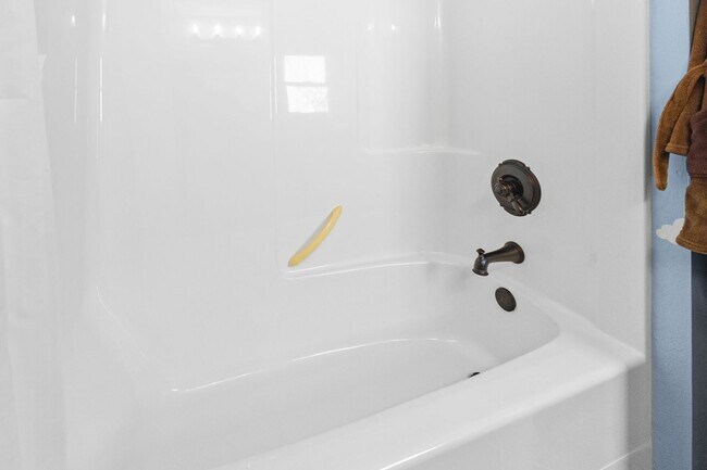 Building Photo - Spacious 6-bedroom, 4.5-bathroom home is i...