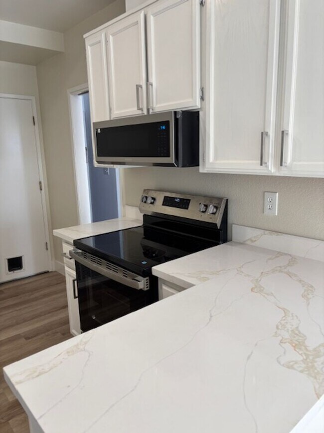 Building Photo - Lovely Pleasanton Townhouse