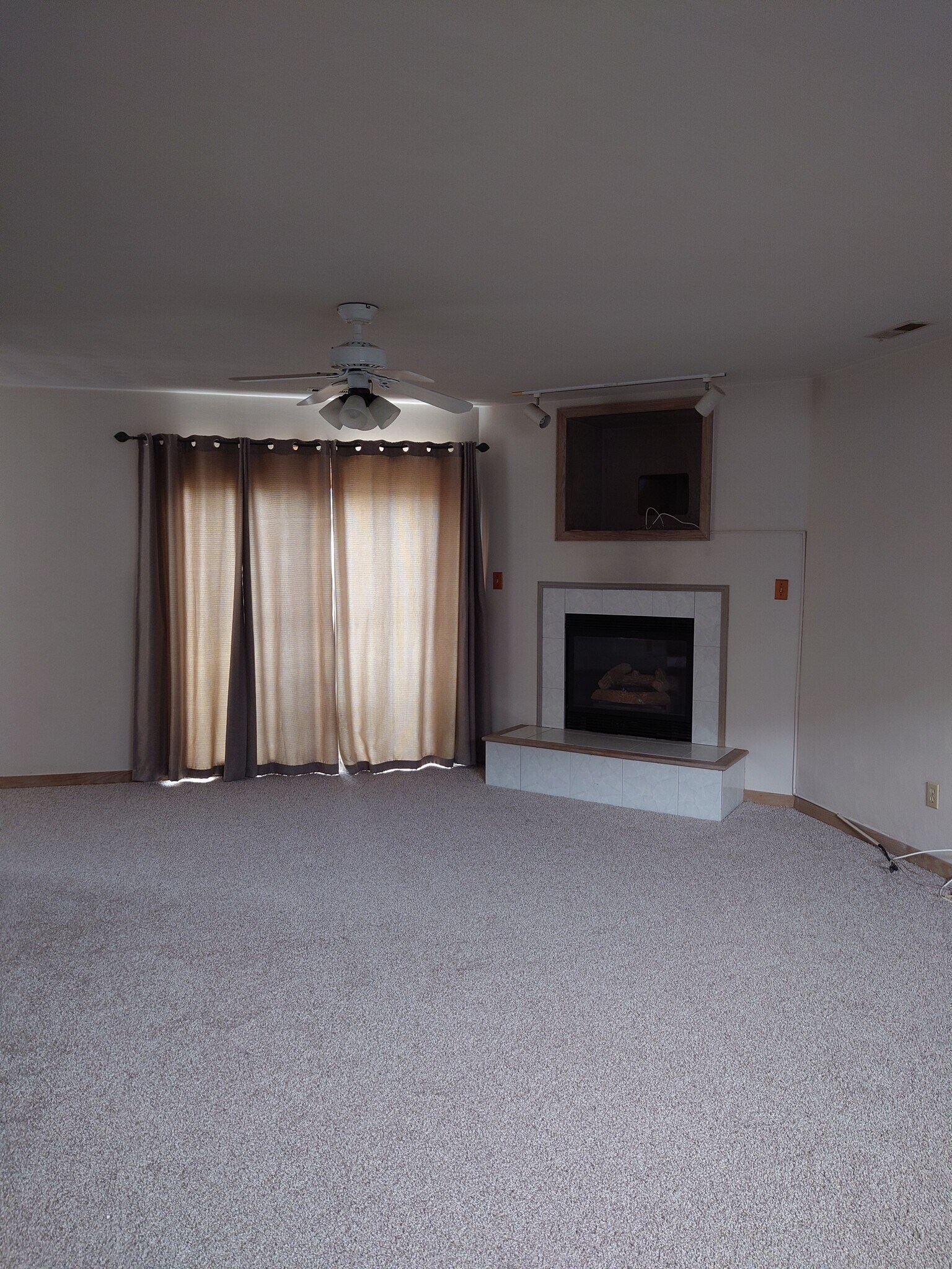 Building Photo - 2304 Merry Oaks Ct