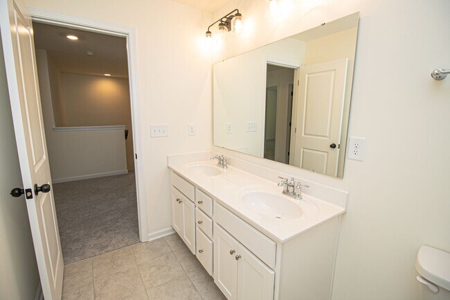Building Photo - Great Wesley Chapel Location!