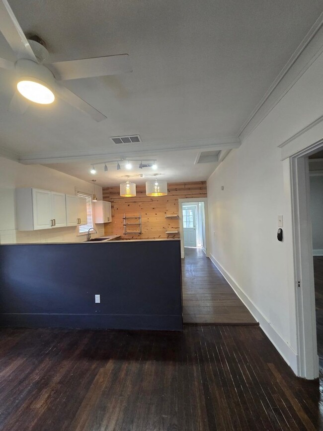 Building Photo - 1621 Kendale Ave