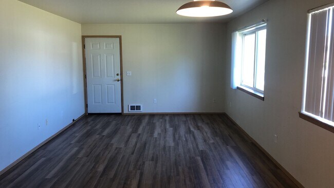 Building Photo - 305 NW Parr Dr