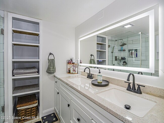 Building Photo - 1170 6th Ave