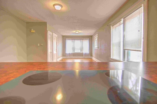 Building Photo - Large charming 3 bedroom 2 bath with oversized master bedroom that has its own private bath!