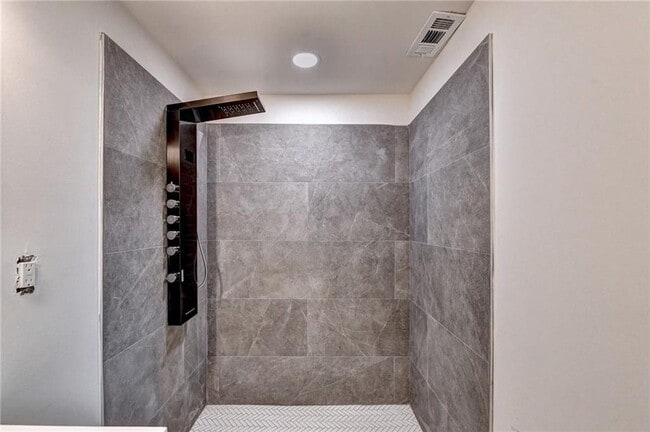 Building Photo - 6085 Glenridge Dr