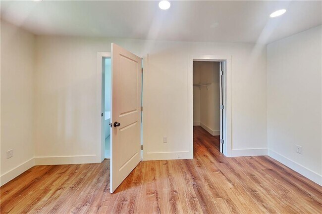 Building Photo - 360 Simpson Terrace NW