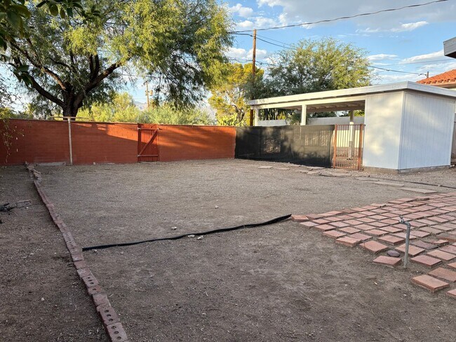 Building Photo - 2 bedroom, 1 bathroom house near Universit...