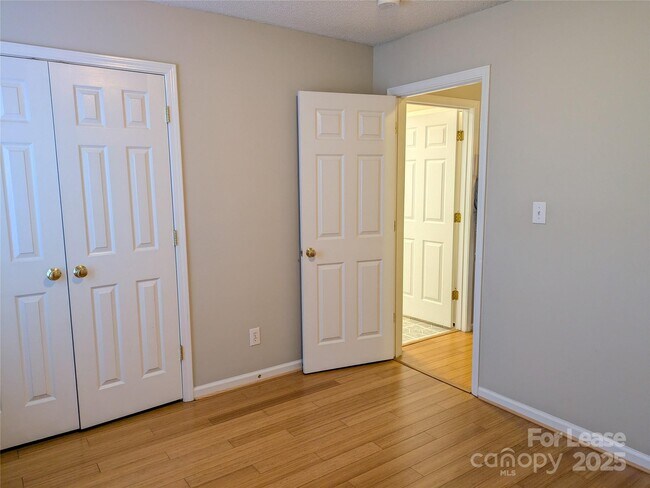 Building Photo - 152 Everett Park Dr