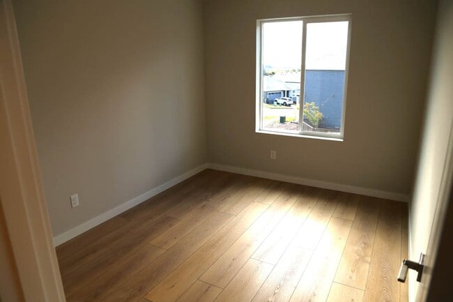 Building Photo - New 3 bed 2.5 Bath Townhome Ready for You!