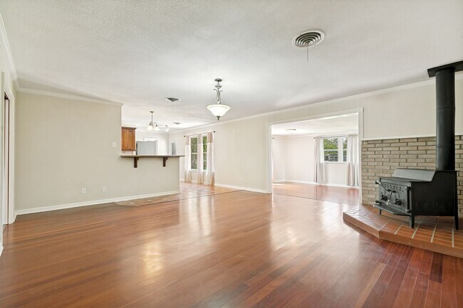 Building Photo - BEAUTIFUL 4-BEDROOM IN SUNSHINE ESTATES