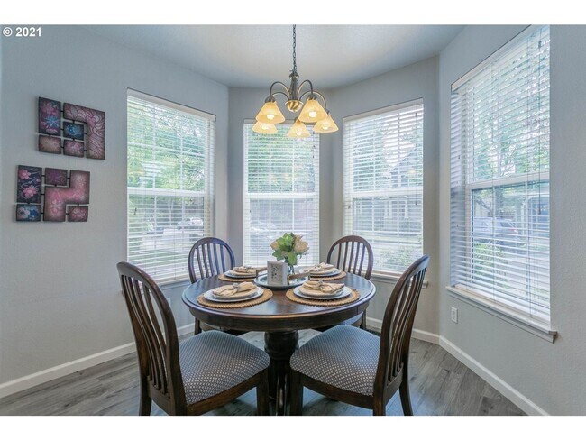 Building Photo - Beautiful 3 bedroom Home with Large Living...