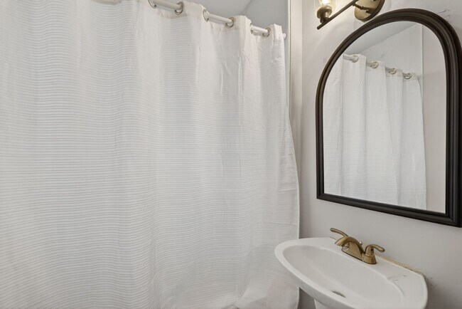 Building Photo - 1239 Penn St NE