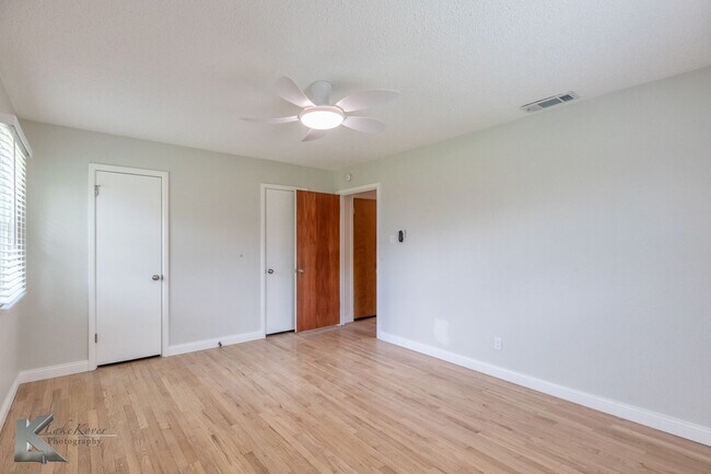 Building Photo - 4 BED, 2 BATH, 2 CAR GARAGE!