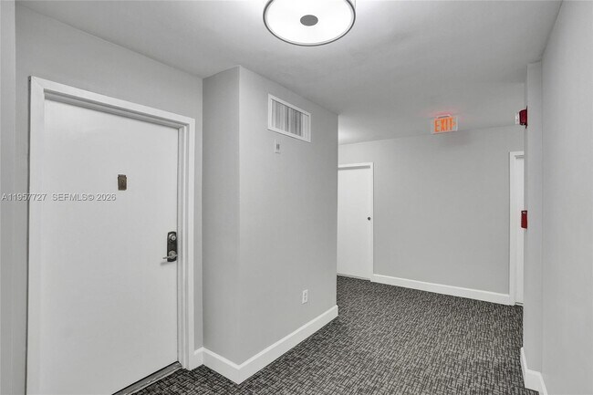 Building Photo - 10000 W Bay Harbor Dr