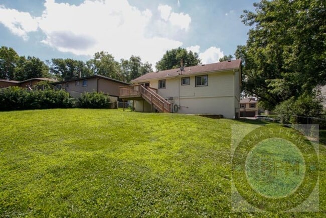 Building Photo - Discover a spacious 3Bd/2.5Ba home