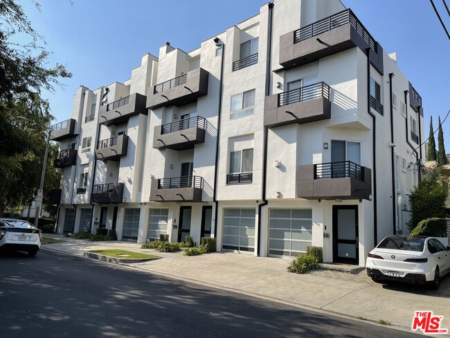 Building Photo - 438 Arnaz Dr
