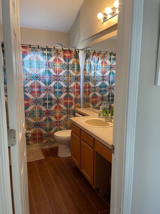 Building Photo - Broadmoor Glens Home