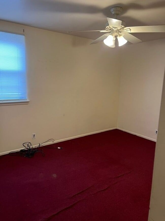 Building Photo - Stunning 6-Bedroom Home with Parking Spot and Large Yard! Available NOW!