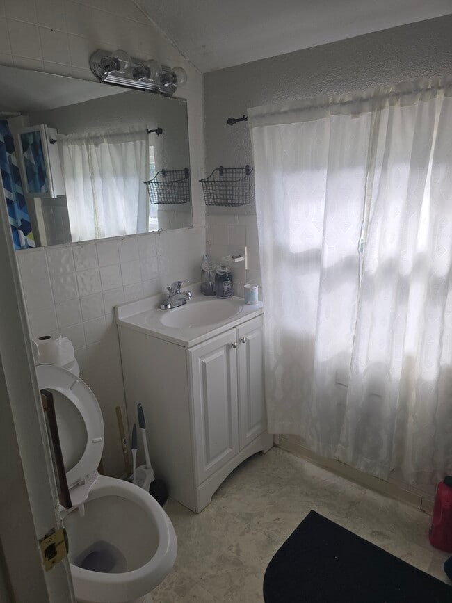 Building Photo - 2105 Donald Ave