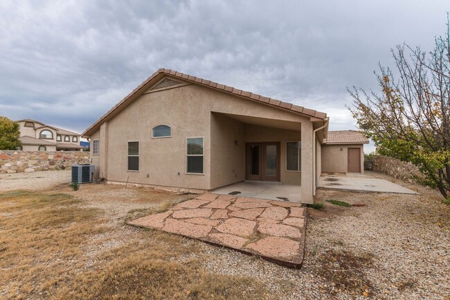 Building Photo - Nice Large Home in Sonoma Ranch—-Will go f...