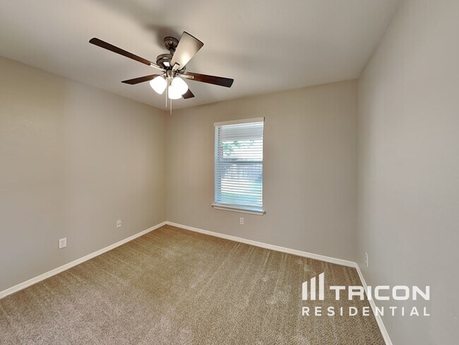 Building Photo - 1082 Roundrock Dr