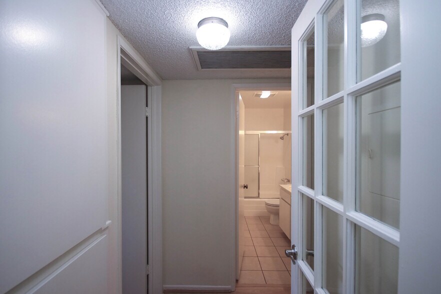 Building Photo - 542 N Orange Grove Blvd