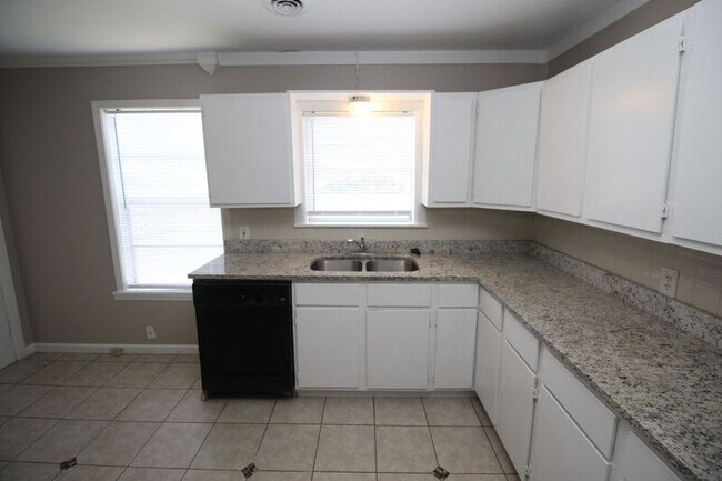Building Photo - 1327 N Norwood Ave