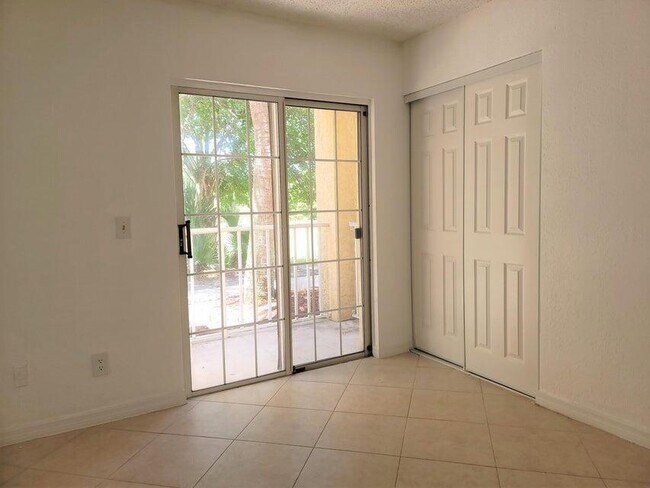 Building Photo - 1604 SE Green Acres Cir