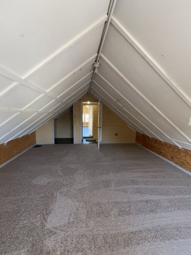 Building Photo - 4 Bedroom Home for Rent in the York Neighborhood!