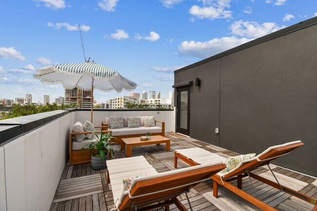 Building Photo - Canvas GWX