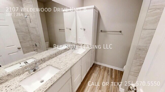 Building Photo - 2107 Wildewood Dr