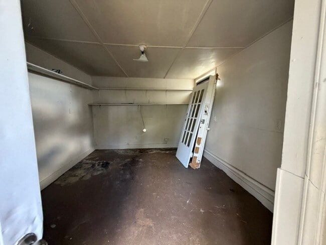 Building Photo - 2 bedroom, 1 bath House available NOW