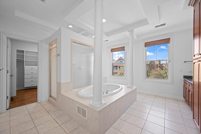 Building Photo - 1813 Admiral Ct