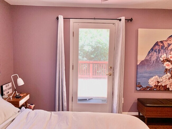 Building Photo - Light filled 2 BR plus 2 rooms, 2 FB including one in finished basement. Great location