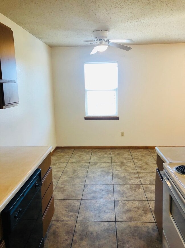 Building Photo - Fresh Interior