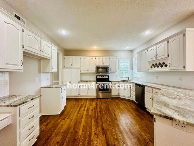 Building Photo - Beautifully Renovated Home in Olathe with a Finished Basement!