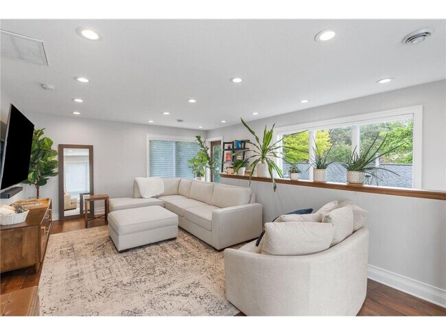 Building Photo - 263 Lexington Parkway S