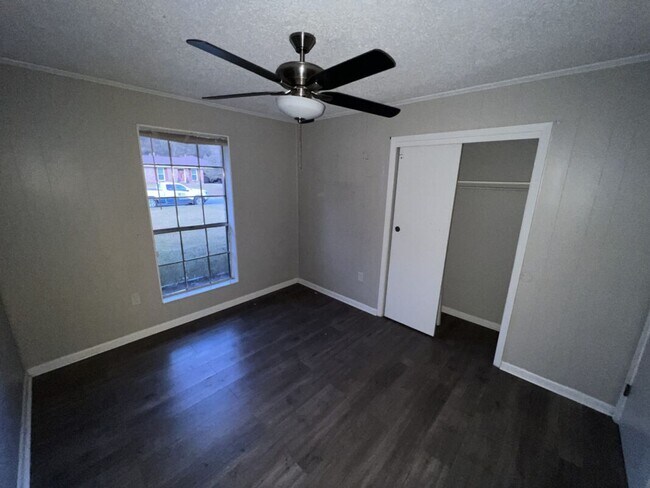 Building Photo - 3-Bedroom, 1.5-Bath Home in Baker  | Avail...