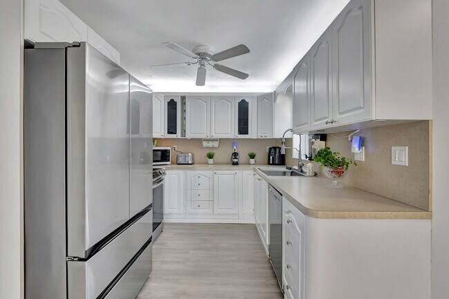 Building Photo - 10204 Camelback Ln