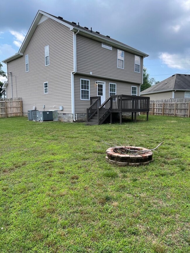 Building Photo - 617 Niagra Ln