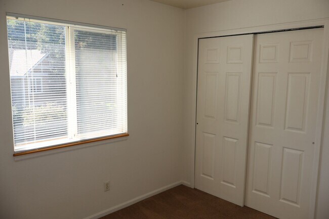Building Photo - 419 Sundance Cir N