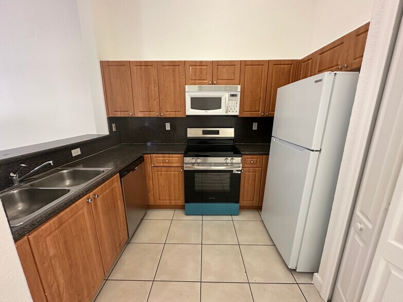 Building Photo - 2755 SE 16th Ave