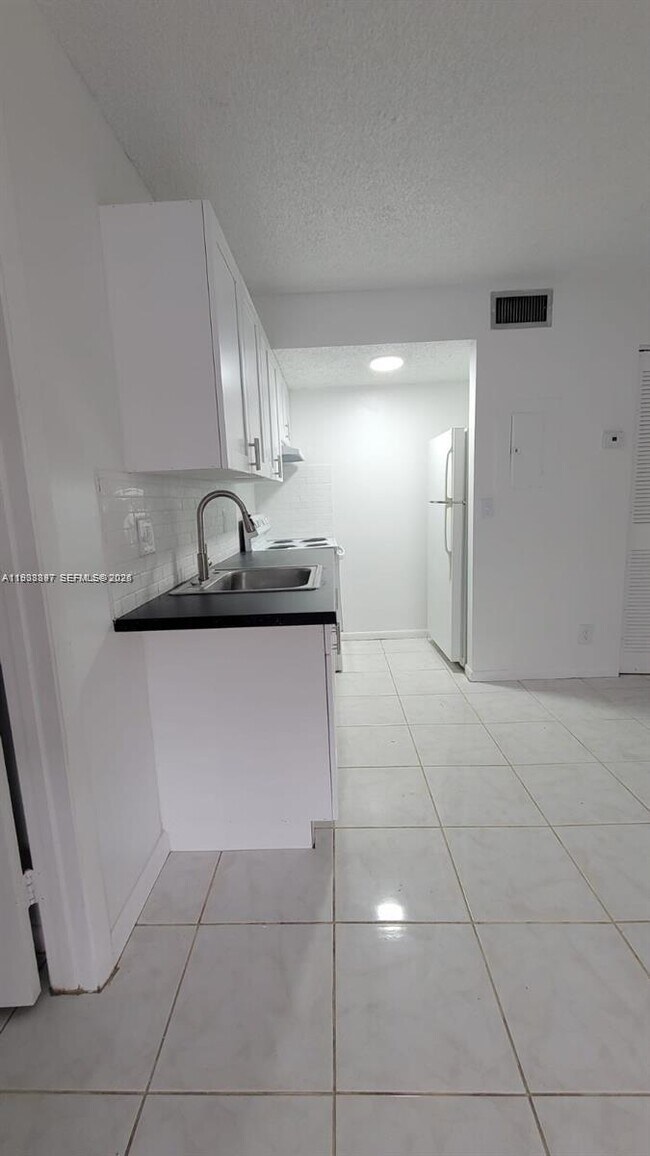 Building Photo - 2042 NW 43 Terrace