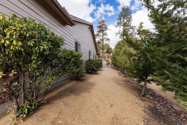 Building Photo - 4 Bedroom, 2 Bathroom Home in Timber Ridge