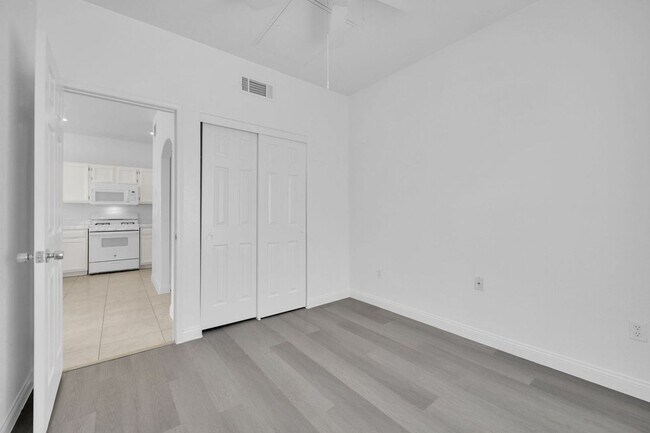 Building Photo - 2 BEDROOM 2 BATH CONDO NEW FLOORING