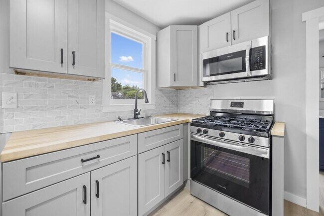 Building Photo - 346 E Bernhard Ave